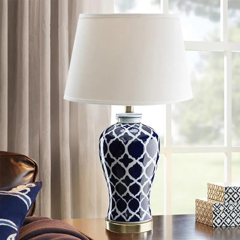 Vue de côté de la lampe en céramique bleue