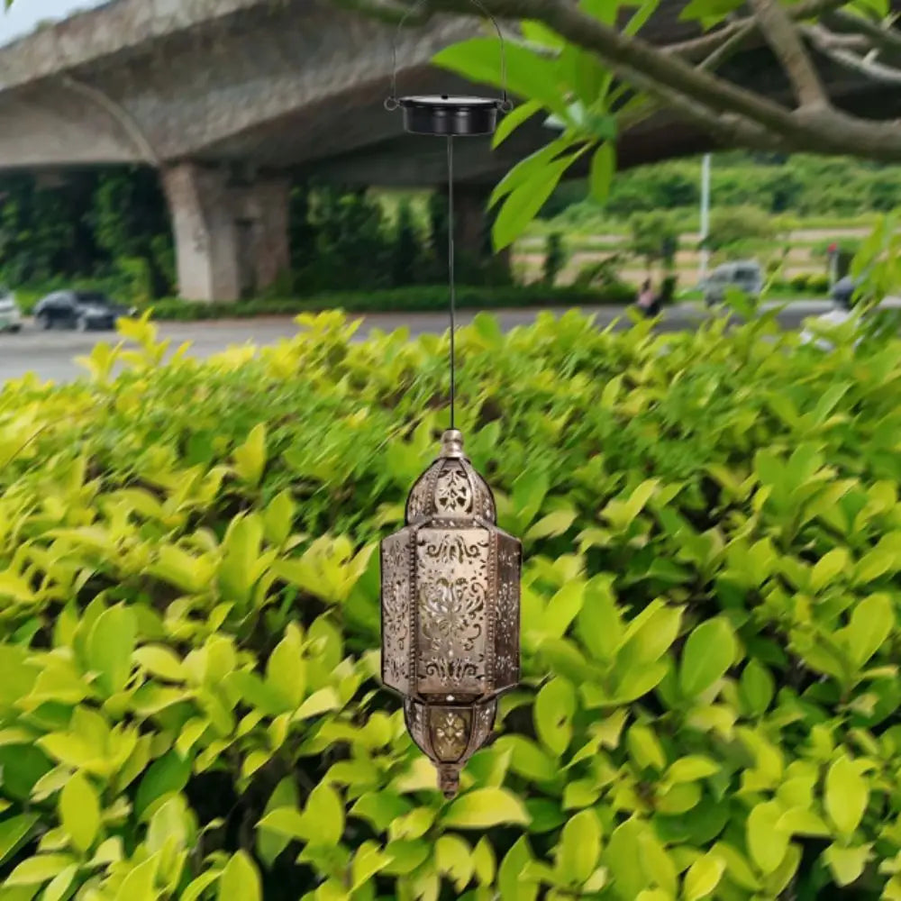 lampe suspendue artisanale dorée ornements floraux solaire autoinstallation extérieure traditionnelle tringle fixéeextérieur