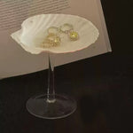 coquillages naturels supports pieds blanc rose vert décoration moderne minimaliste ambiance unique présentation