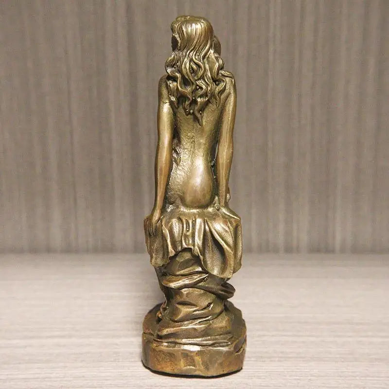 statuette féminine dorée nu assis cuivre sculptural décoration intérieure antique ornement tendance arts décoratifsOpaque