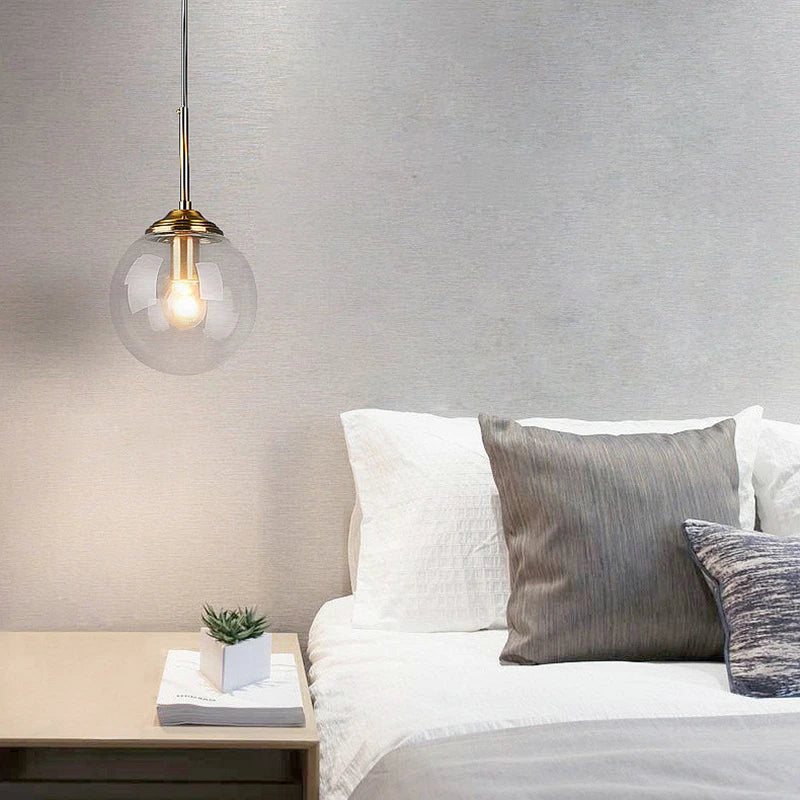 Lustre suspendu dans un intérieur contemporain avec décoration épurée