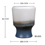 Vase élégant en céramique avec un motif de couleurs variées rappelant un paysage naturel.