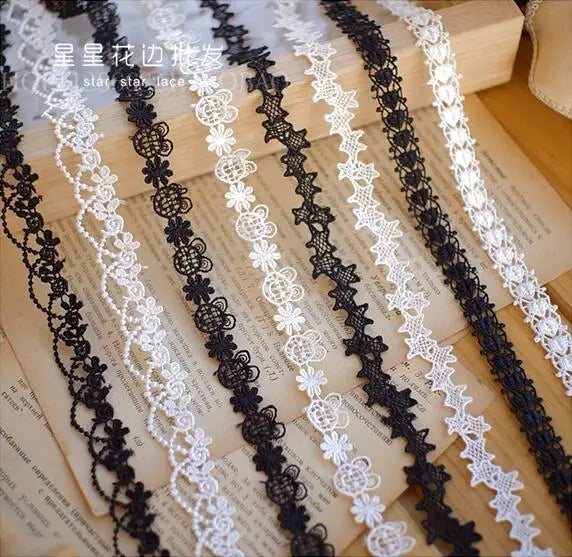 ruban dentelle noir blanc fleurs motifs floraux classique élégant polyester soluble eau écologique
