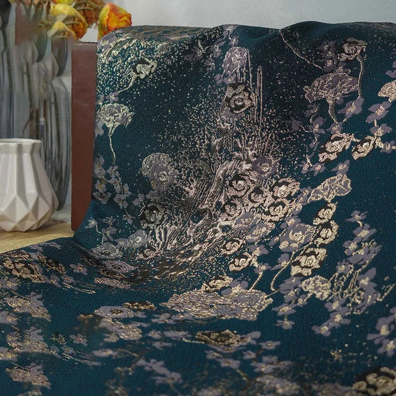 tissu brodé floral texturé bleu foncé violet or luxueux polyester 150cm