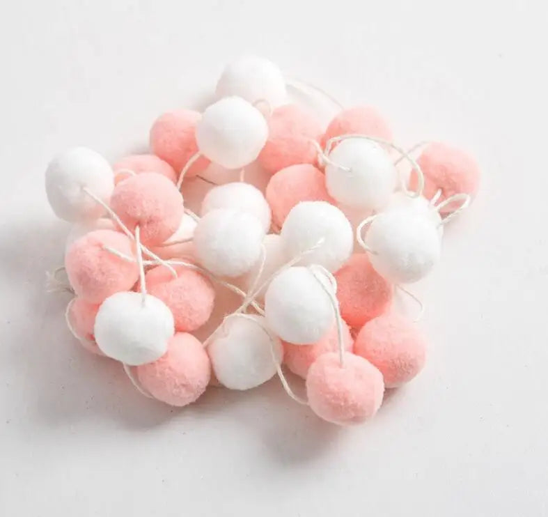 guirlande pompons rose bleu blanc moderne décoration anniversaire enfant velours chambre festive