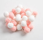 guirlande pompons rose bleu blanc moderne décoration anniversaire enfant velours chambre festive