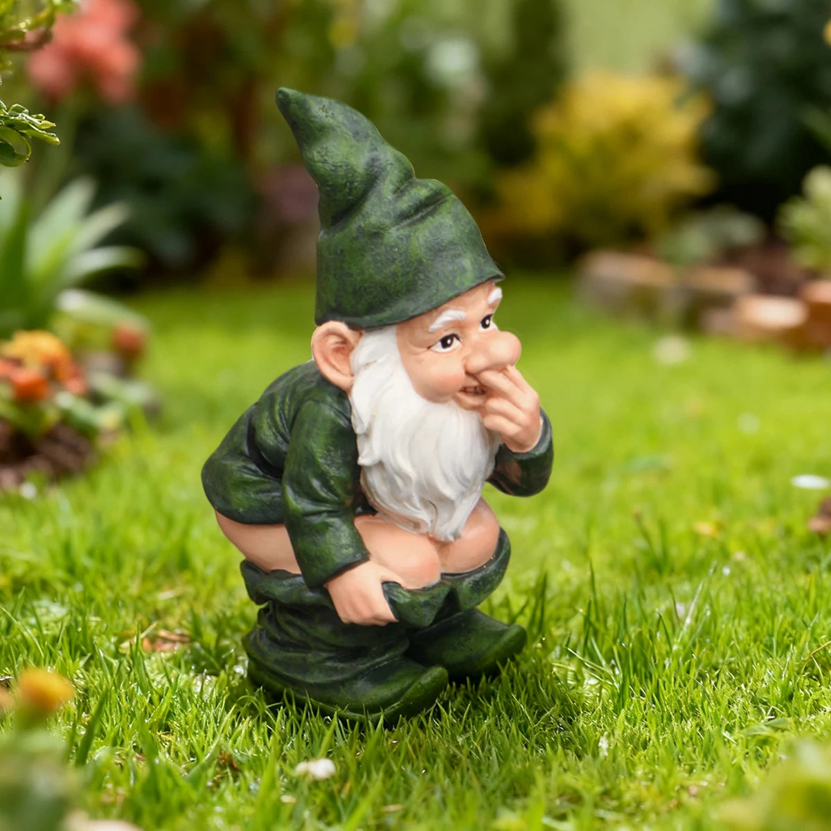 statue gnome jardin vert humour barbe blanche résine extérieure potager pelouse fleuri fantaisiste
