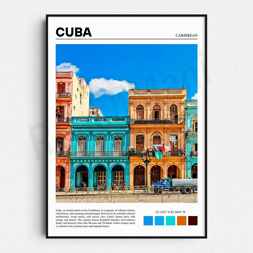 L'image montre les bâtiments colorés et pittoresques dans les rues de La Havane, la capitale de Cuba, avec leurs balcons et leurs détails architecturaux caractéristiques de l'époque coloniale. Le ciel bleu avec des nuages blancs complète le paysage urbain vibrant et charmant de cette destination touristique connue pour sa culture riche et son patrimoine historique.