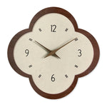 horloge murale bois marron aiguilles noires numeros blancs texture grunge moderne fixations quartz