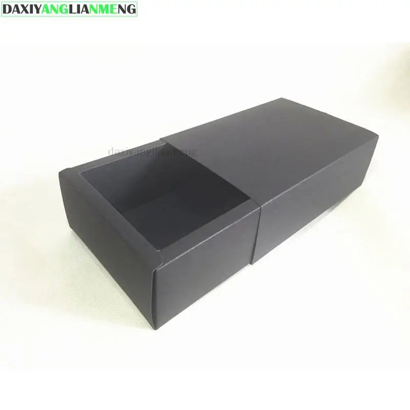 Boîte de rangement en papier kraft noir sur étagère en bois