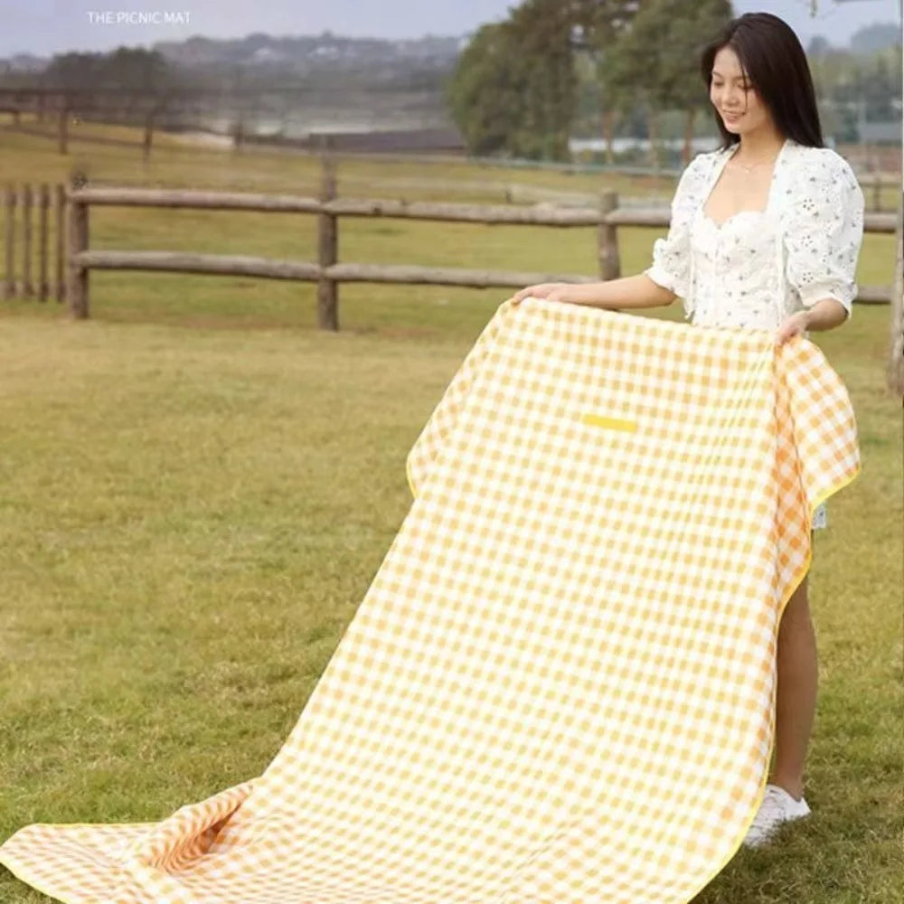 tapis pique nique carreaux vert blanc jaune moderne imperméable anti humidité poignée rangement camping