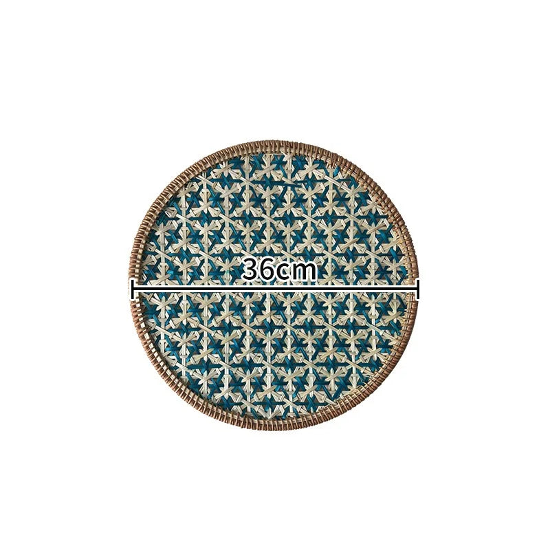 assiettes rotin colorées motifs géométriques naturel vert bleu jaune rouge traditionnel artisanal