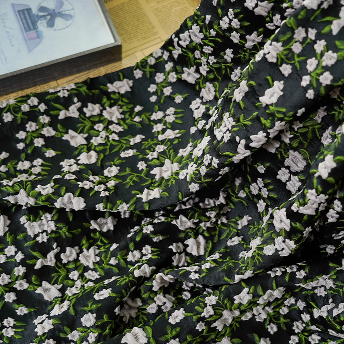 tissu imprimé floral noir blanc vert motifs fleurs feuilles résistant polyester bricolage écologique