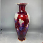 Vase en céramique aux riches couleurs pourpres et violettes, avec des motifs abstraits et texturés.