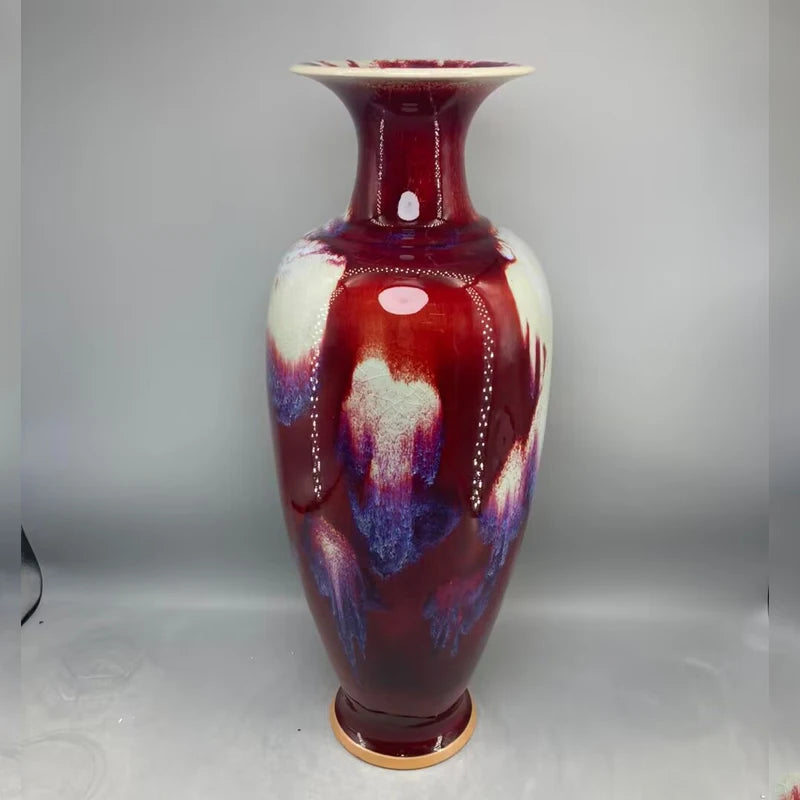 Vase en céramique aux riches couleurs pourpres et violettes, avec des motifs abstraits et texturés.