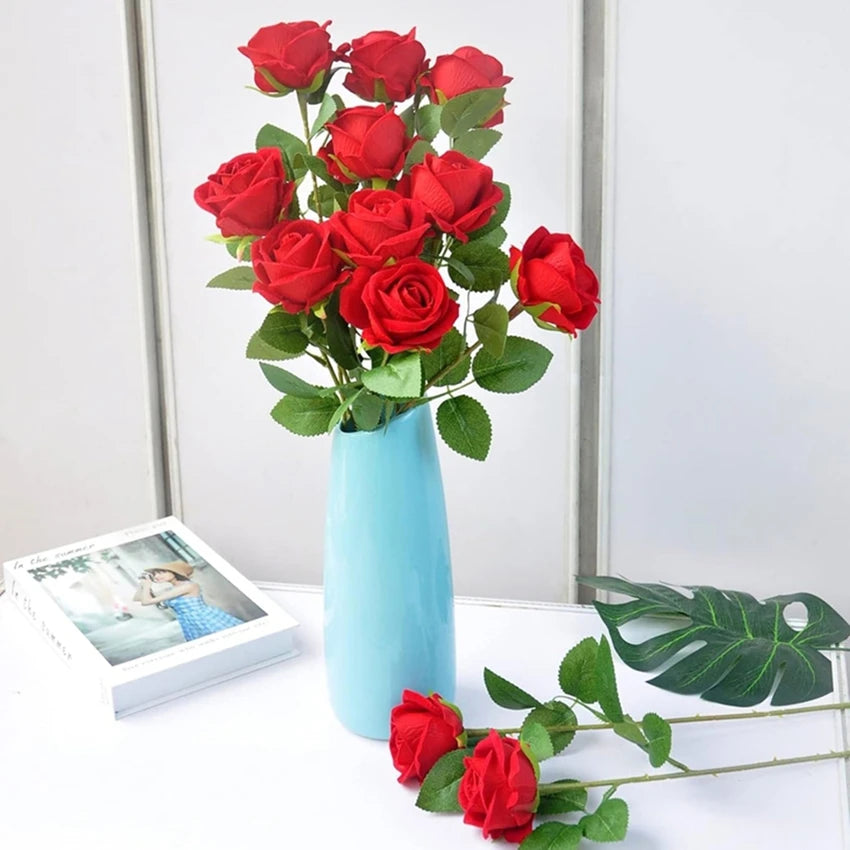 décoration intérieure bouquet roses artificielles modernes variées couleurs violette blanche verte noire