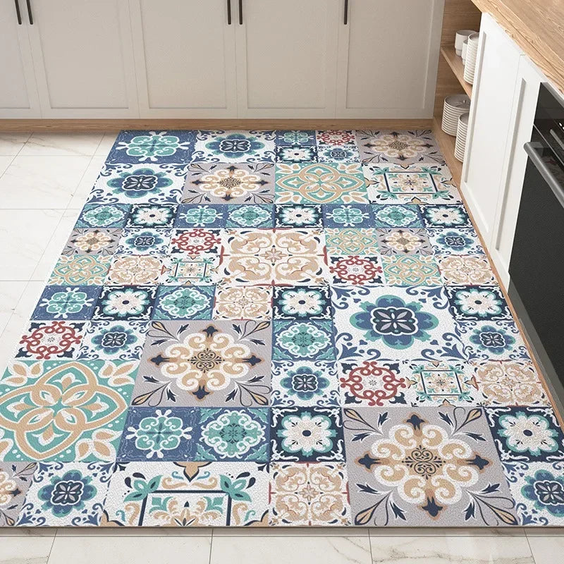 Le tapis coloré et orné de motifs floraux apporte une touche de charme et de personnalité à la cuisine.