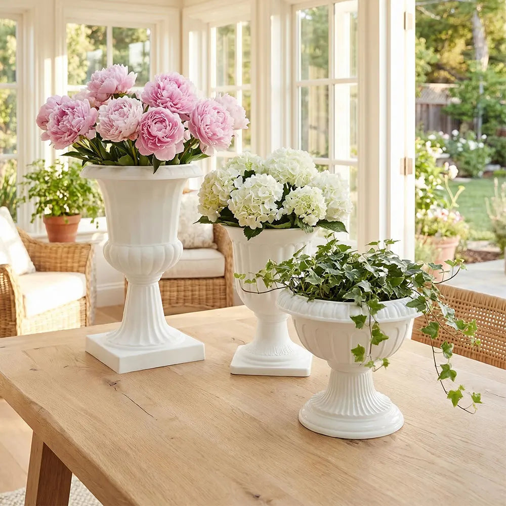 vases blancs rayures verticales classiques fleurs artificielles support boisintérieur decoration