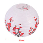 lanternes japonaises rondes traditionnelles motifs floraux semi transparentes suspension anneaux métalliques blanc rouge noirbranches