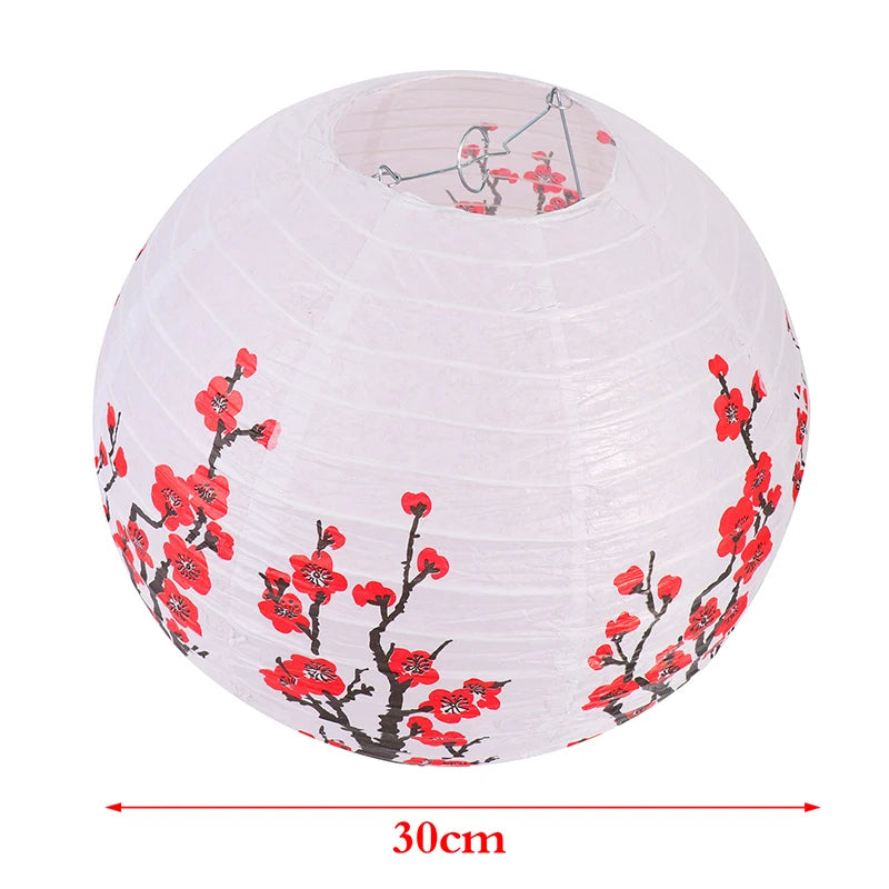 lanternes japonaises rondes traditionnelles motifs floraux semi transparentes suspension anneaux métalliques blanc rouge noirbranches