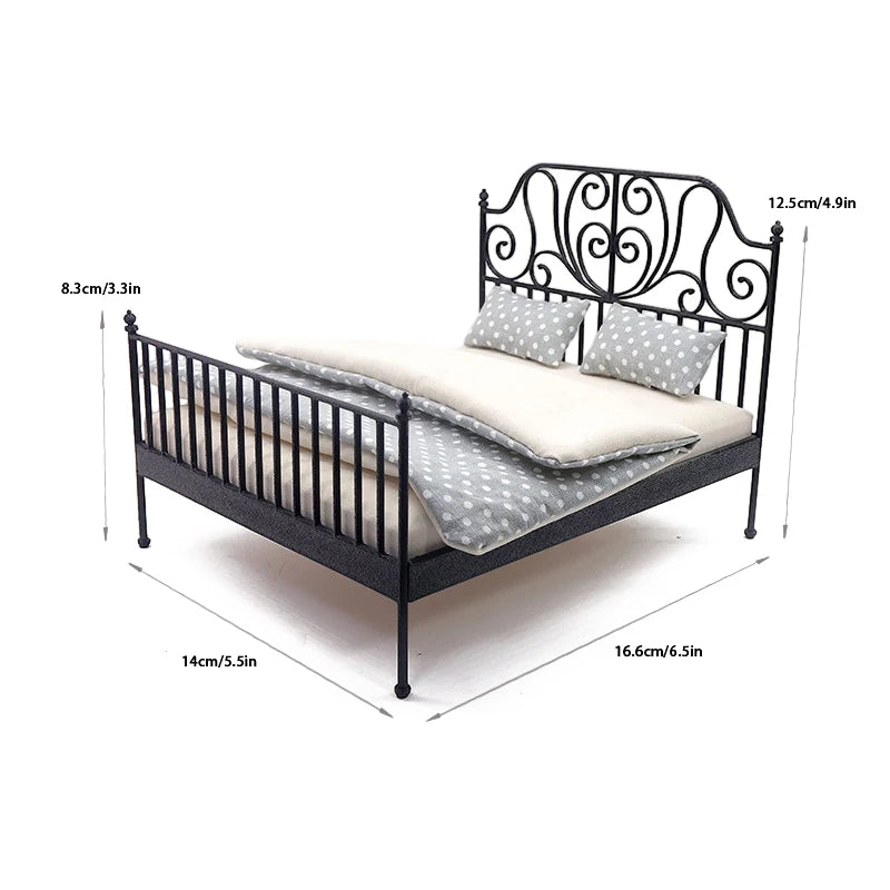 lit miniature maison poupée classique fer forgé matelas couette oreillers motifs pois noir blanc