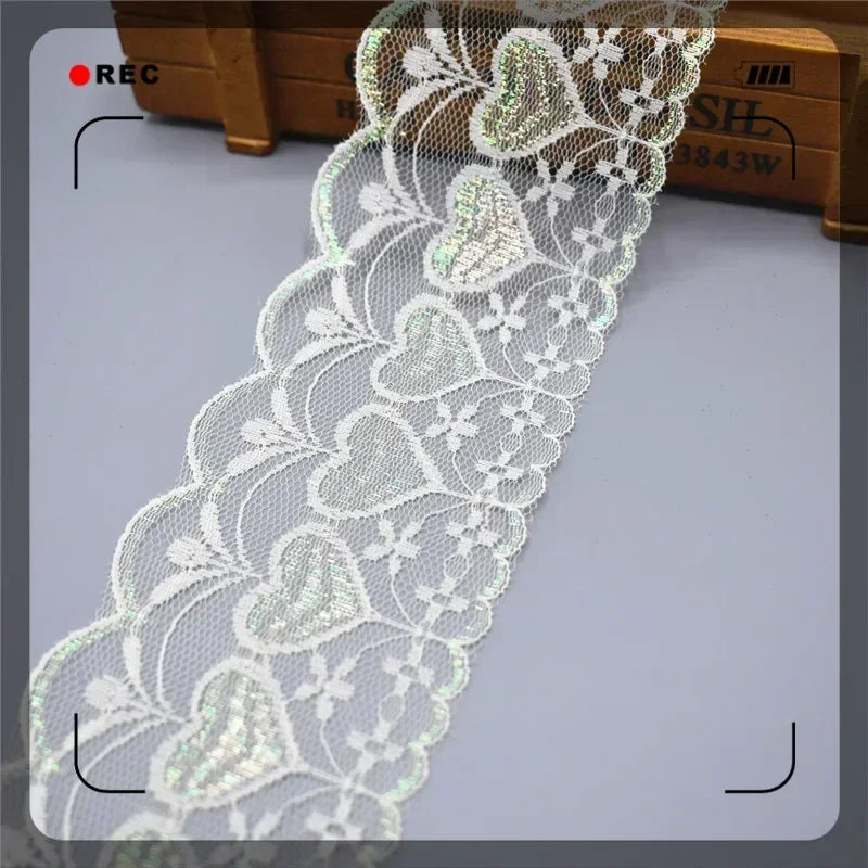 ruban dentelle rouge blanc rose bleu clair coeurs motifs floraux texture fine translucide classique