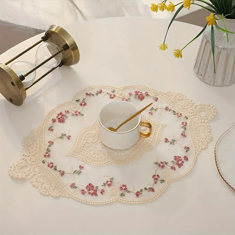 serviette table vintage brodée dentelle beige clair rose pâle vert clair 44x31cm