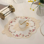 serviette table vintage brodée dentelle beige clair rose pâle vert clair 44x31cm