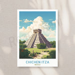 Une pyramide aztèque se dresse dans un paysage tropical verdoyant sous un ciel nuageux bleu, capturant l'essence de la ville de Chichen Itza au Mexique.