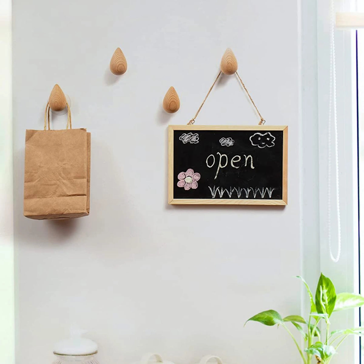 porte manteaux mural bois clair minimaliste vis chevilles crochets différents tailles rangement chapeaux écharpes