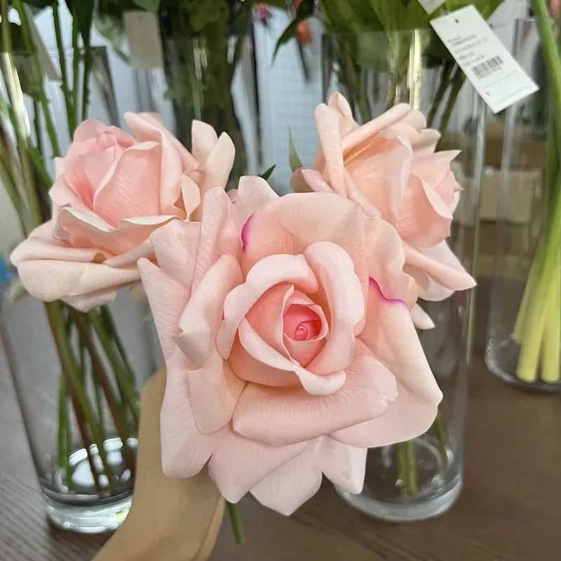 décoration intérieure bouquet roses artificielles blanc rose clair détails fins réaliste erotique anniversaire mariage