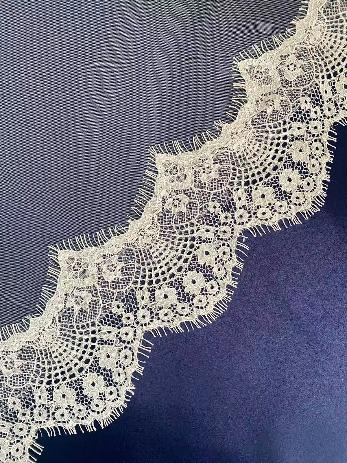 voile mariée dentelle fine motifs floraux blanc crème élégante classique monocouche translucide