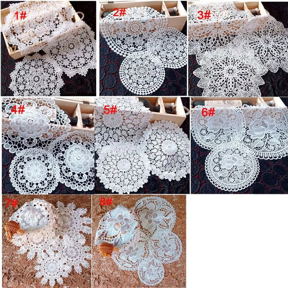 serviette table dentelle blanche motif fleurs élégante décoration table traditionnelle décorative ronde
