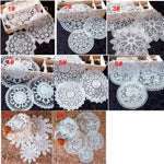 serviette table dentelle blanche motif fleurs élégante décoration table traditionnelle décorative ronde