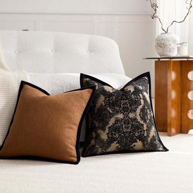 housse coussin carrée motif floral beige marron noir pompons moderne décoration maison