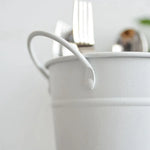 pot couverts moderne blanc noir poignées métalliques cuillères fourchettes spatules bambou