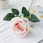 bouquet roses artificielles rouge élégantes décoration intérieure mariage anniversaire festives modernes minimalistes