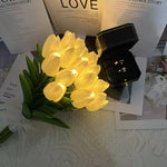 bouquet tulipes artificielles jaune blanc rose decoration intérieure nuit lumière cadeau anniversaire mariage