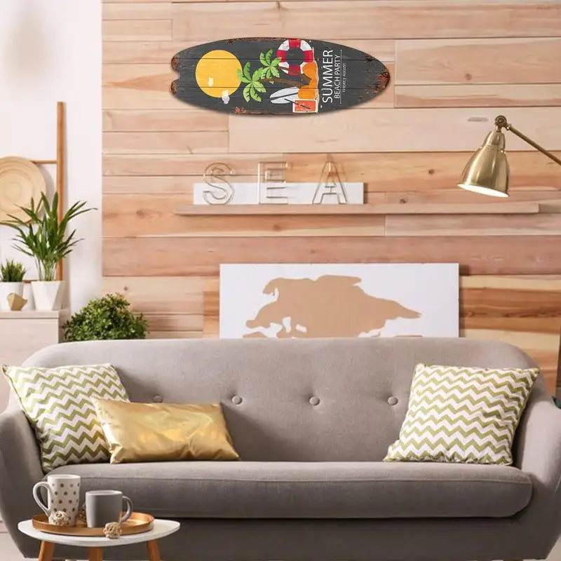 décoration murale bois vieilli planche surf thème plage motifs parasol chaise longue vintage marine