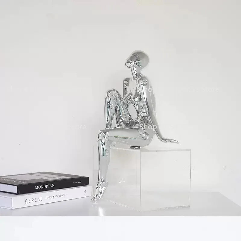 figurine humaine moderne argentée table chaises vases livres decoration intérieure robotique