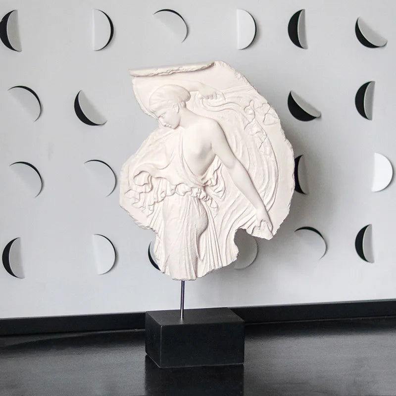 sculpture decorative art antique femme drapée reliefs tissus cheveux flottants blanc crème noir posée