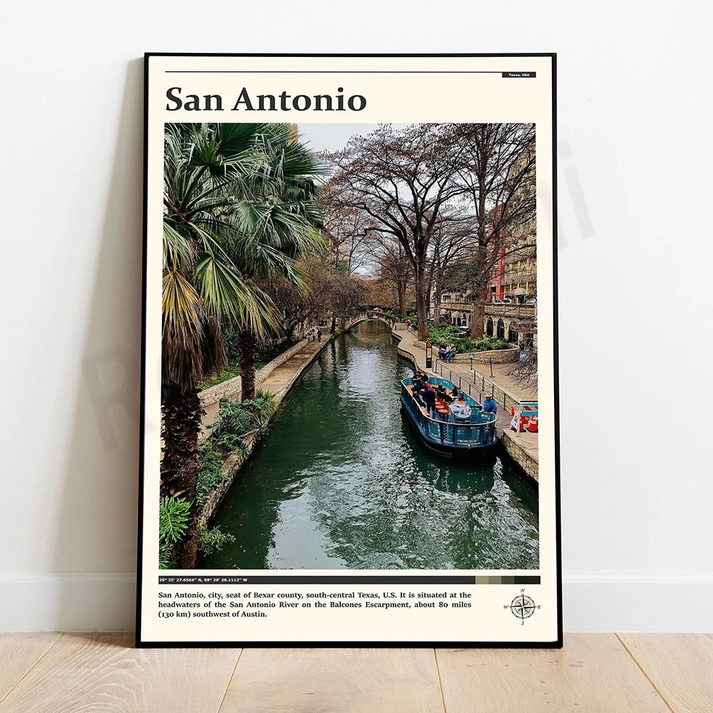 Un canal pittoresque traverse une ville verdoyante, avec des palmiers et des bateaux de promenade, illustrant l'atmosphère paisible et charmante de San Antonio, au Texas.
