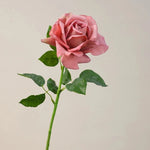 décoration intérieure bouquet roses artificielles blanc rose pâle feuilles vertes classique mariage anniversaire