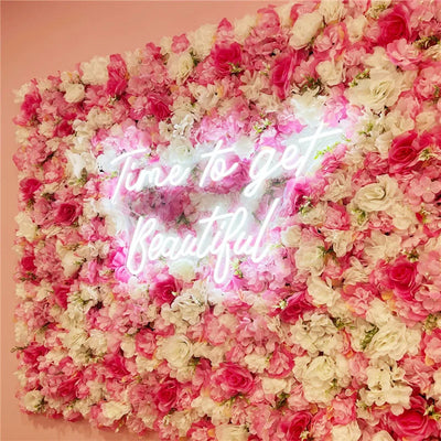 Panneau de fleurs artificielles en soie rose sur mur blanc