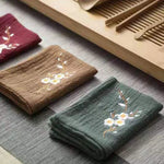 serviettes thé brodées fleurs blanches coton marron vert foncé bleu marine bordeaux traditionnel