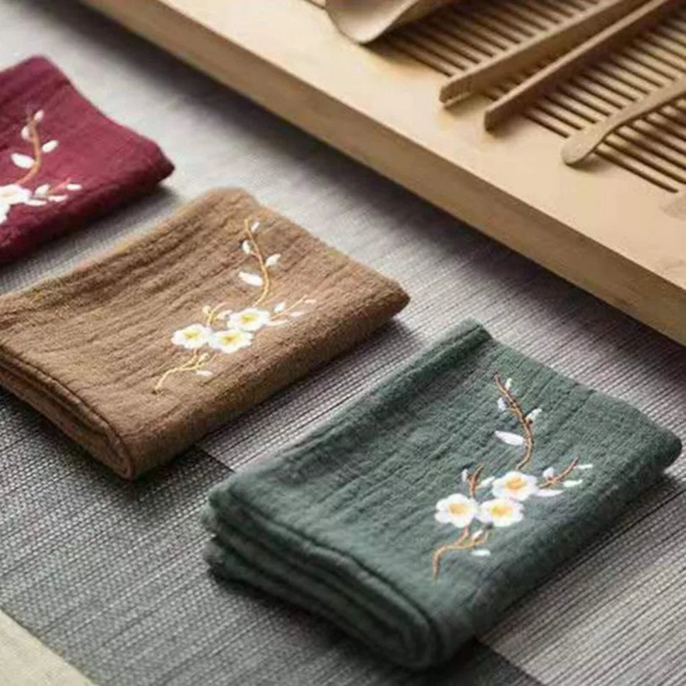 serviettes thé brodées fleurs blanches coton marron vert foncé bleu marine bordeaux traditionnel
