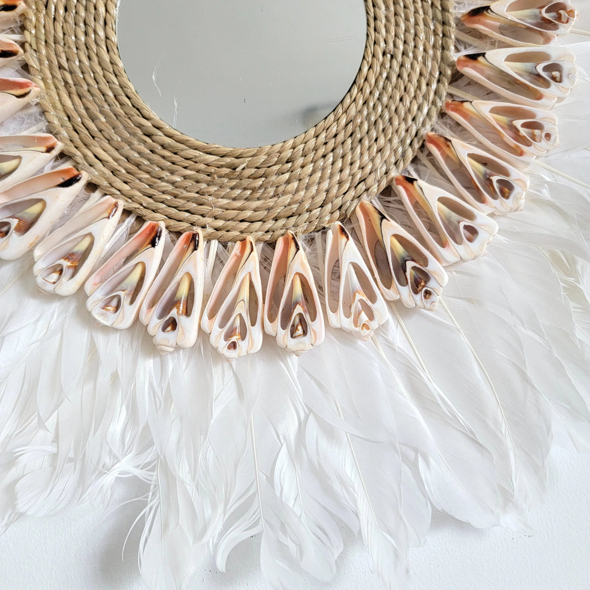 Miroir artisanal avec plumes et coquillages