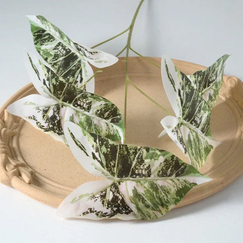 plantes artificielles rose vert veines blanches modernes vase transparent plateau beige figurine dorée exposantextérieur