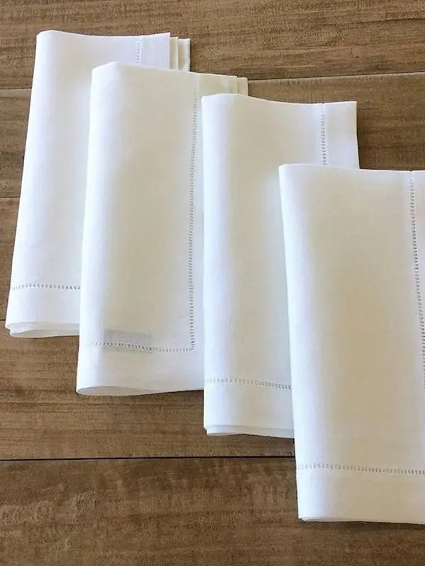 serviettes lin blanc bord brodé table mariage classique assiette blanche