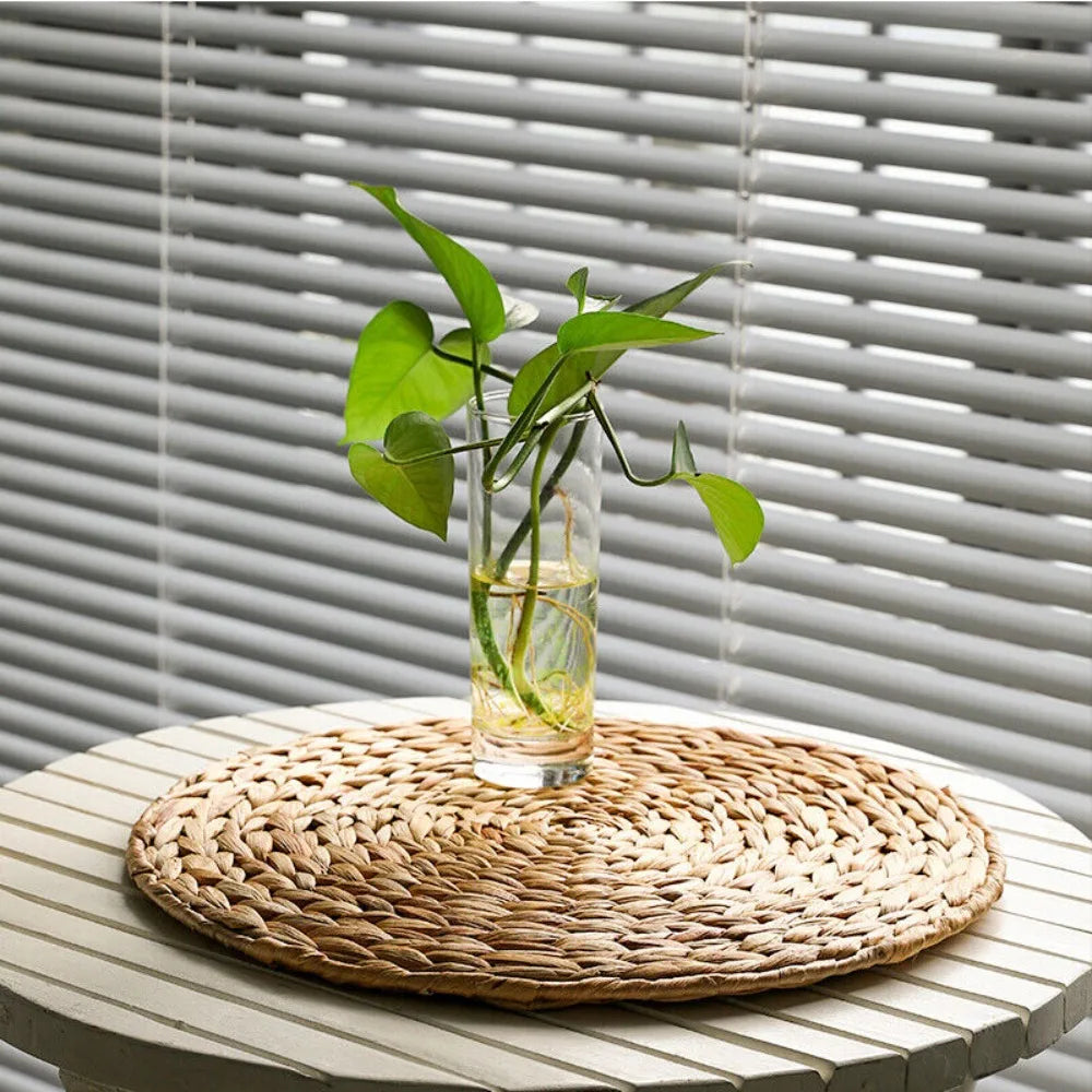 tapis table rustique tissage naturel beige clair théière bol plaque verte plante vase transparent